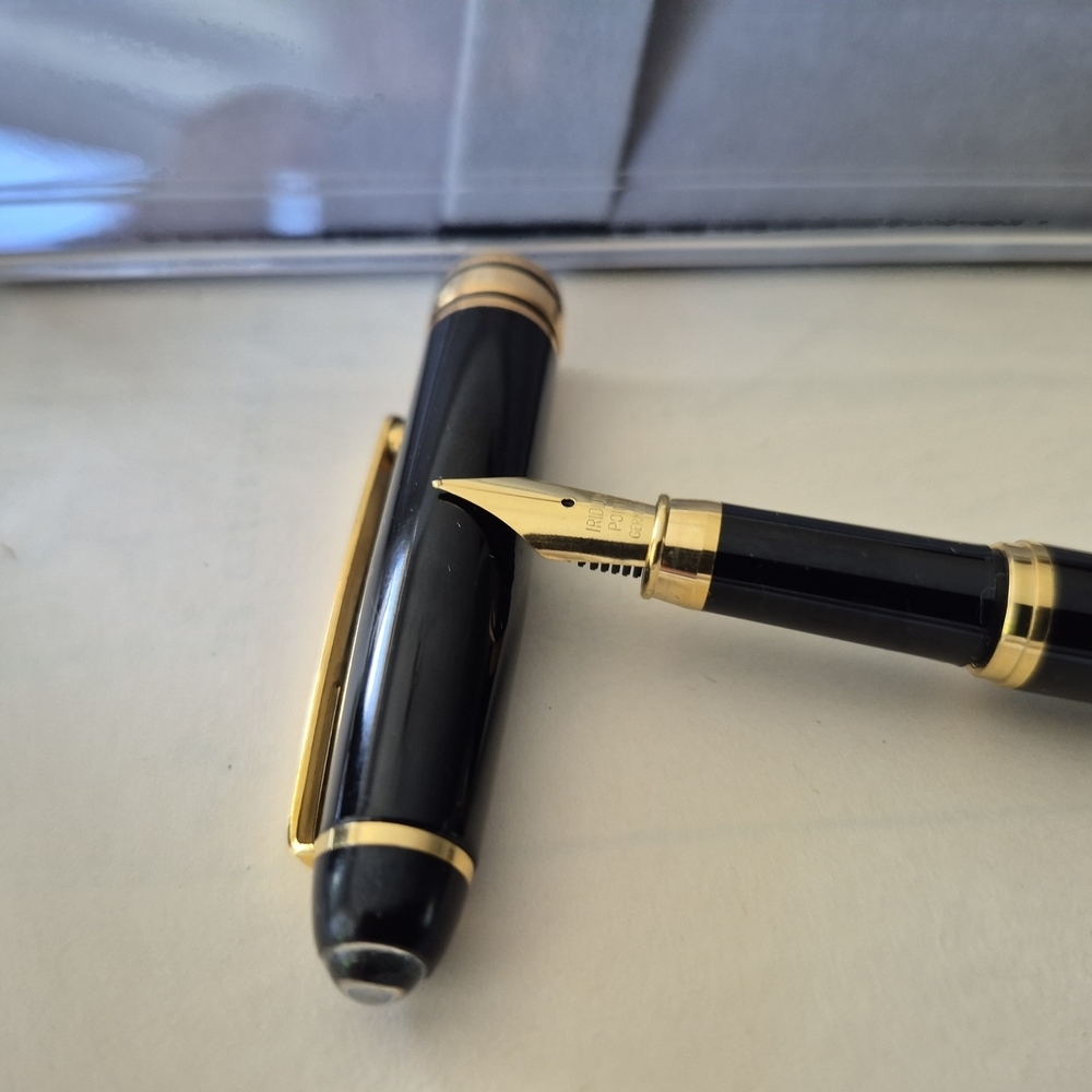 Elegant Black Fountain Pen with Gold Accents - Picture 2 of 6